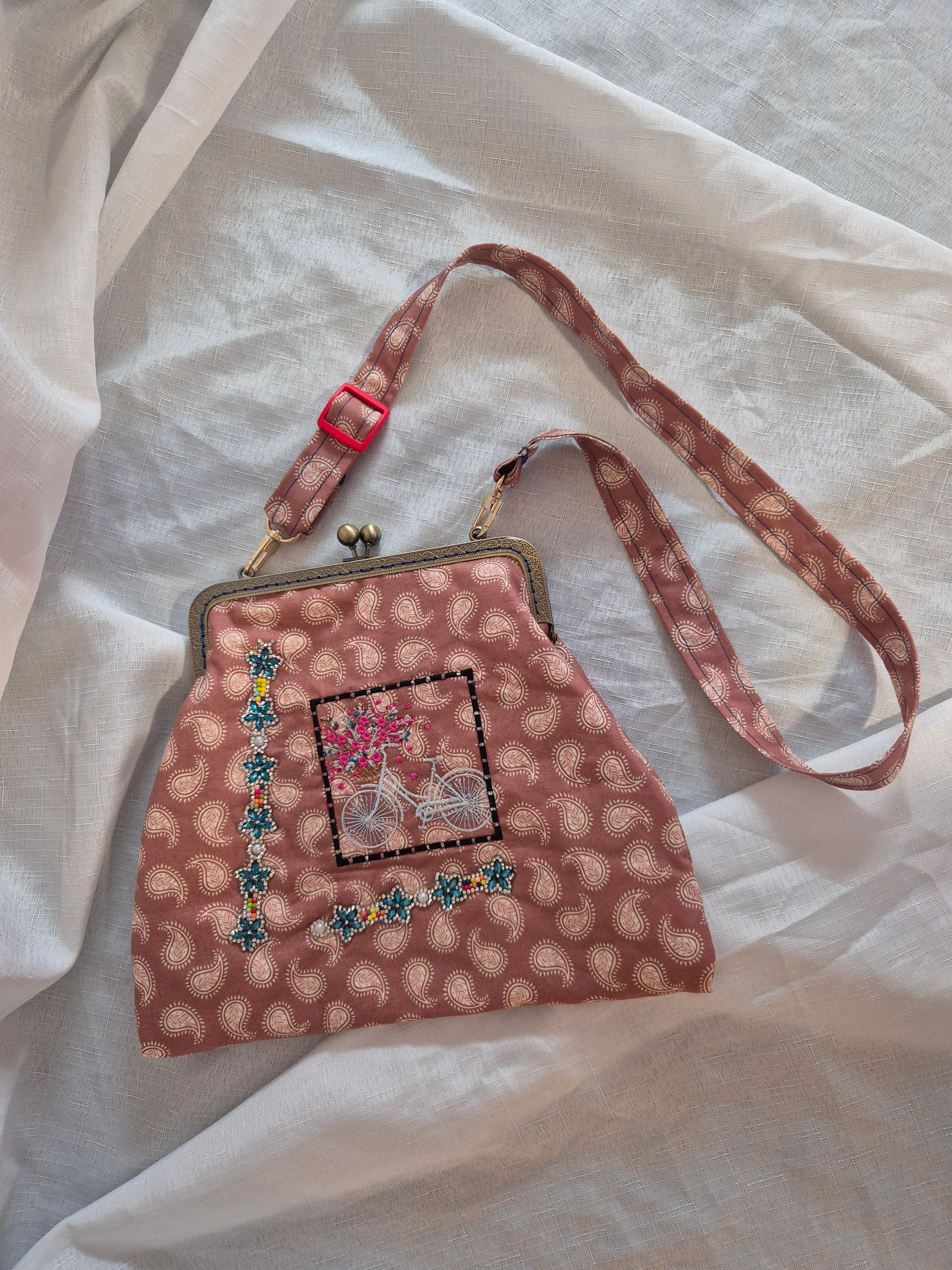 Kiss Clasp Bag
